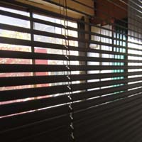 Reparacion de cortinas y reparacion de persianas. Cortinas Metalicas. Reparacion de cortinas y persianas tipo barrio, de enrollar, americanas y comerciales.